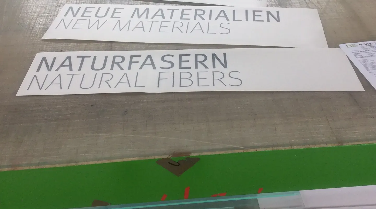 Raumtexte aus Folie, entgittert, für die Ausstellung „Fashion?!“