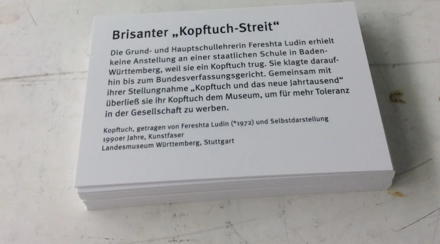 Objekttafel für die Ausstellung „Fashion?!“
