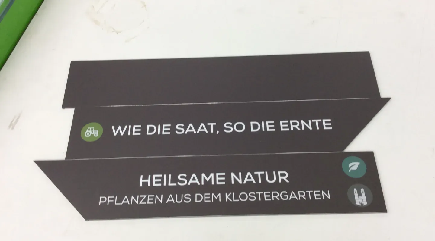 Wegweiser in Pfeilform für die Ausstellung „Heilsame Natur“