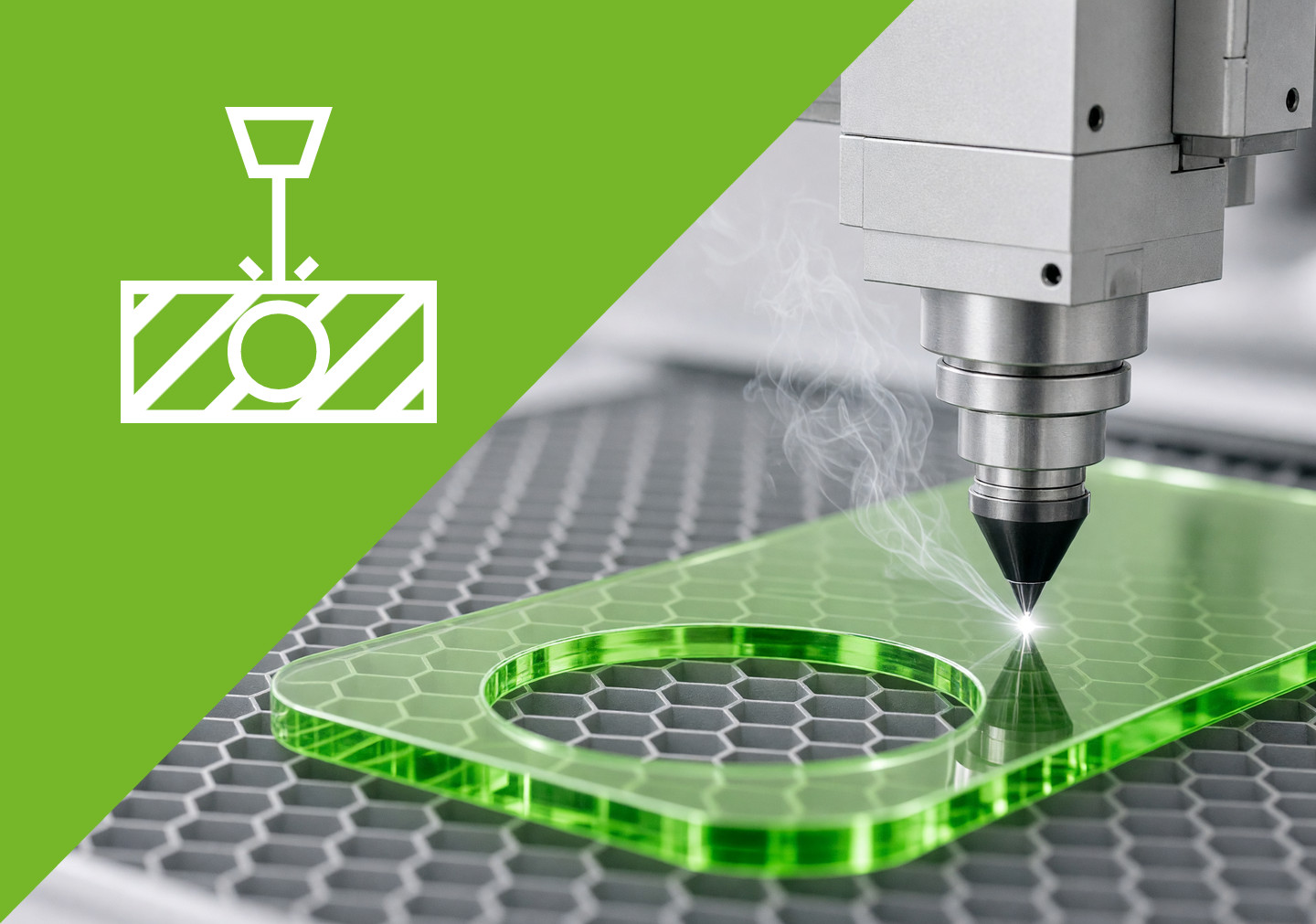 Laserkopf schneidet eine grüne Acrylglasplatte, die Schnittkante glänzt glatt