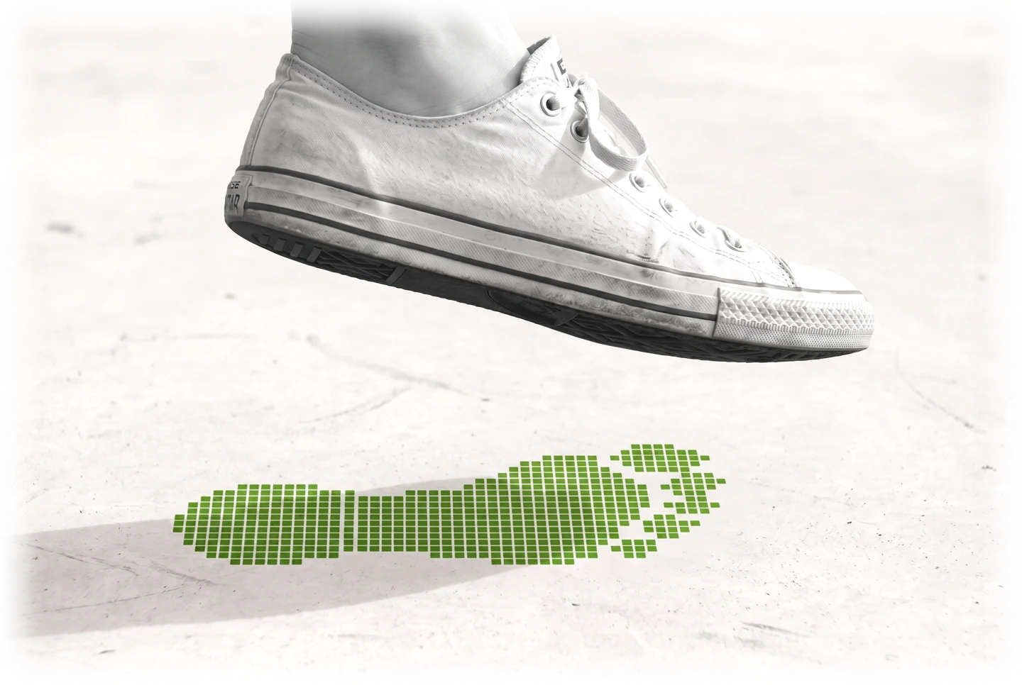 Sneaker im Schritt über einem Betonboden, darunter der Abdruck eines nackten Fusses aus grünen Pixelquadraten
