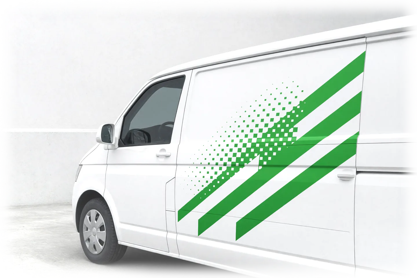 Weißer Transporter mit Folienbeschriftung an der Schiebetür: grüne Streifen und Rasterpunkte