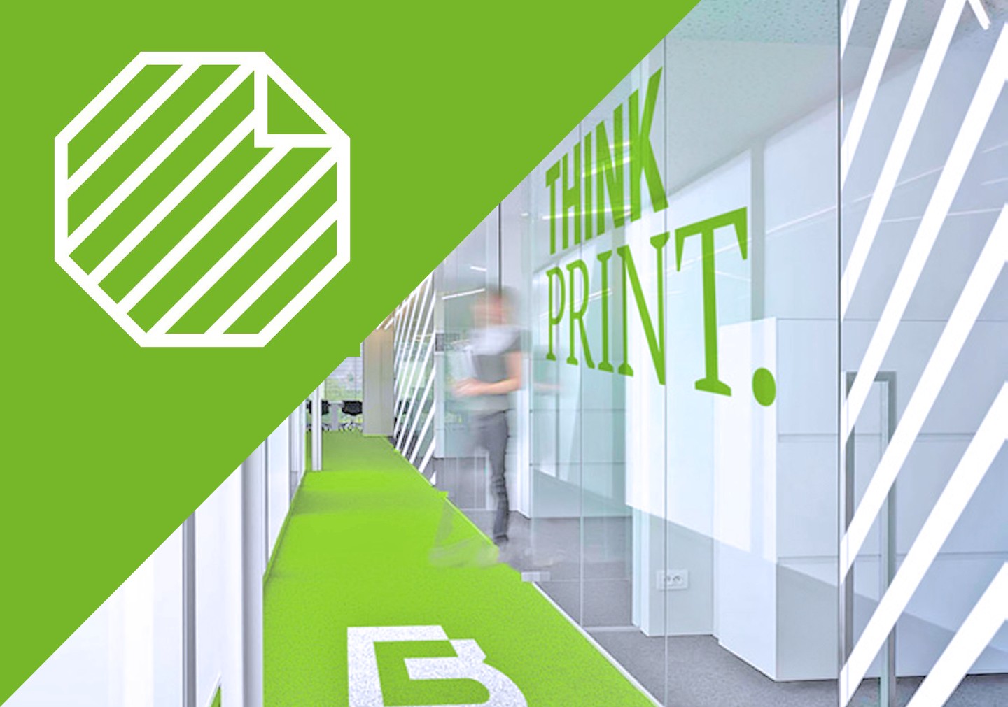 Fensterbeschriftung mit dem Schriftzug THINK PRINT auf einer Glaswand im Bürogang