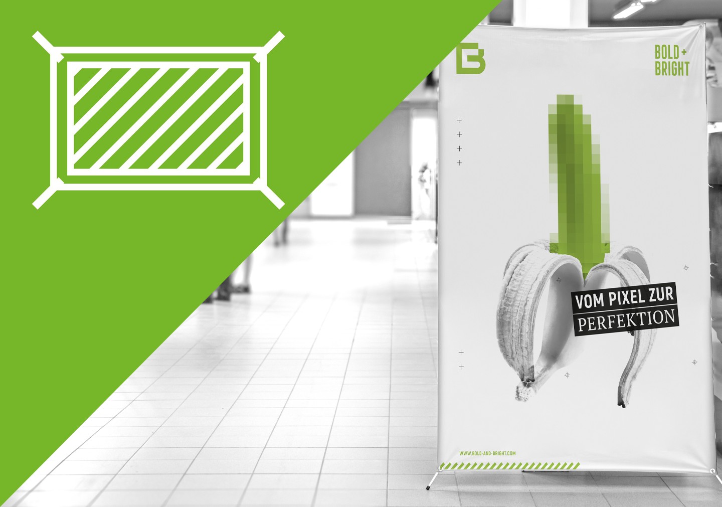 Roll-up-Display mit dem Schriftzug Vom Pixel zur Perfektion in einem Flur